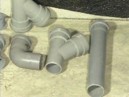 Фасонные части к трубам ПВХ обладают широким ассортиментом, и представляют из себя узлы различной конфигурации, уголки разного градуса сгиба, тройники с отводами, крестовины и ревизии, а также переходы для совместимости их с другими материалами
