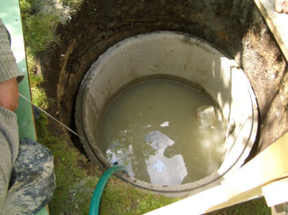 Мутная вода в колодце - одна из самых часто встречаемых проблем указывающих на необходимость ремонта