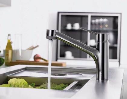 Смеситель для кухни Hansgrohe позволяет мыть продукты без лишних брызг