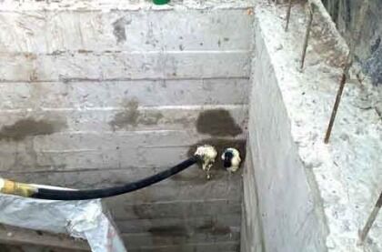 Вывод водопровода в бетонном кессоне