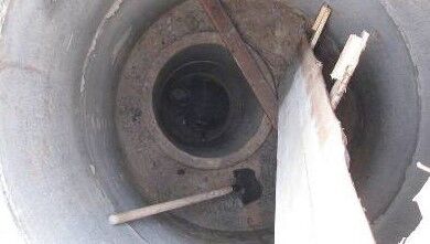 Кессон из бетонных колец в шурфе для скважины