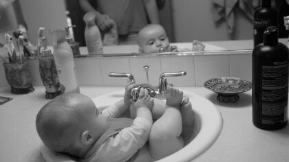 Смеситель в ванной должен позволять с комфортом и без труда совершать гигиенические проедуры даже ребенку