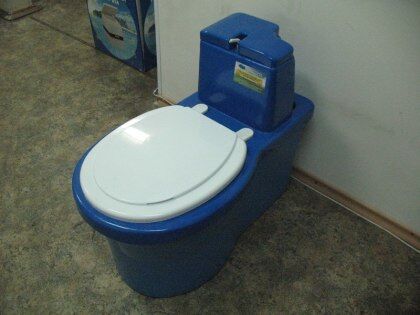 Немало положительных отзывов имеет отечественный торфяной туалет «Компакт М» со специальными ручками для удобного выноса. Бак рассчитан на 40 литров.