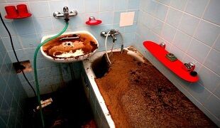 Как прочистить канализацию в ванной