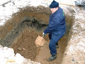 Копаем котлован под выгребную яму