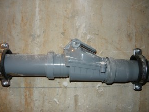 Обратный клапан, смонтированный на канализационной трубе