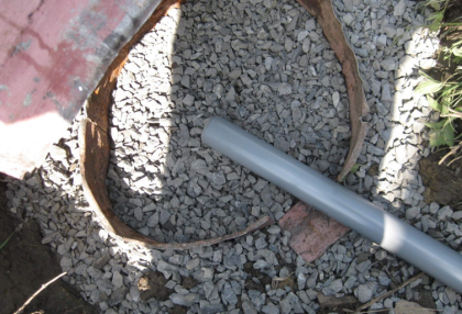 Вывод дренажной трубы к яме