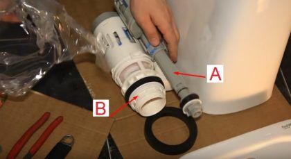 Аксессуары для бачка унитаза. A - Заправочный клапан, необходим для долива воды в бак. B - Сливной клапан, обеспечивает сток воды в чашу унитаза. 