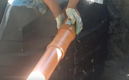 Одно из преимуществ септиков «Термит» - беспроблемный и легкий монтаж подводящей канализационной трубы