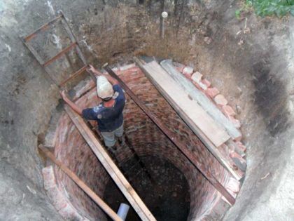 Процесс строительства кирпичной выгребной ямы