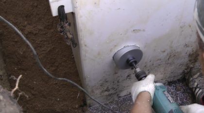 Сверление отверстия для канализационной трубы