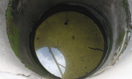 Зеленая вода в колодце