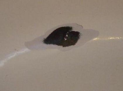 Пример скола, который можно найти на поверхности некачественной ванны из чугуна