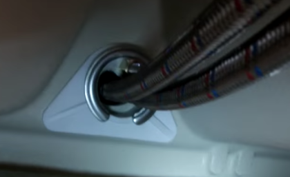 На фото видно, как шланги выглядят под кухонной мойкой