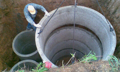 Вручную установить тяжелые бетонные кольца крайне проблематично
