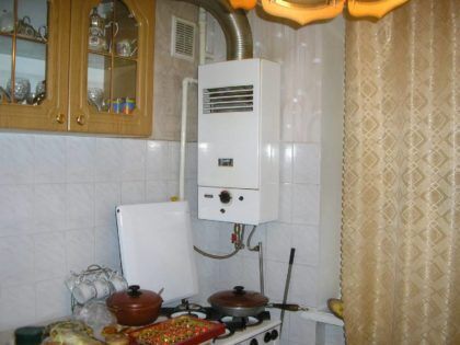 Отопительный котел на кухне – классический вариант для небольших домов в деревнях или частном секторе городов