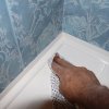Чем и как заделать щель между ванной и стеной: способы, материалы